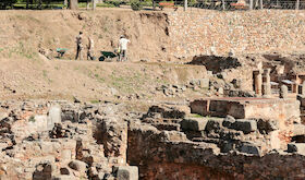 Arquelogos vuelven al peristilo del Teatro Romano Mrida 80 aos de su ltima excavacin