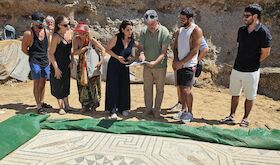 Elenco de Medusa obra del Festival de Mrida visita el mosaico de su homnima en el yacimiento de Huerta de Otero