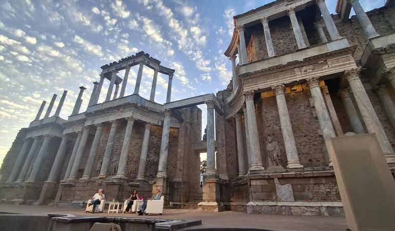 Teatro Romano de Mrida acoge encuentro literario con Juan Jos Mills y Juan Luis Arsuaga